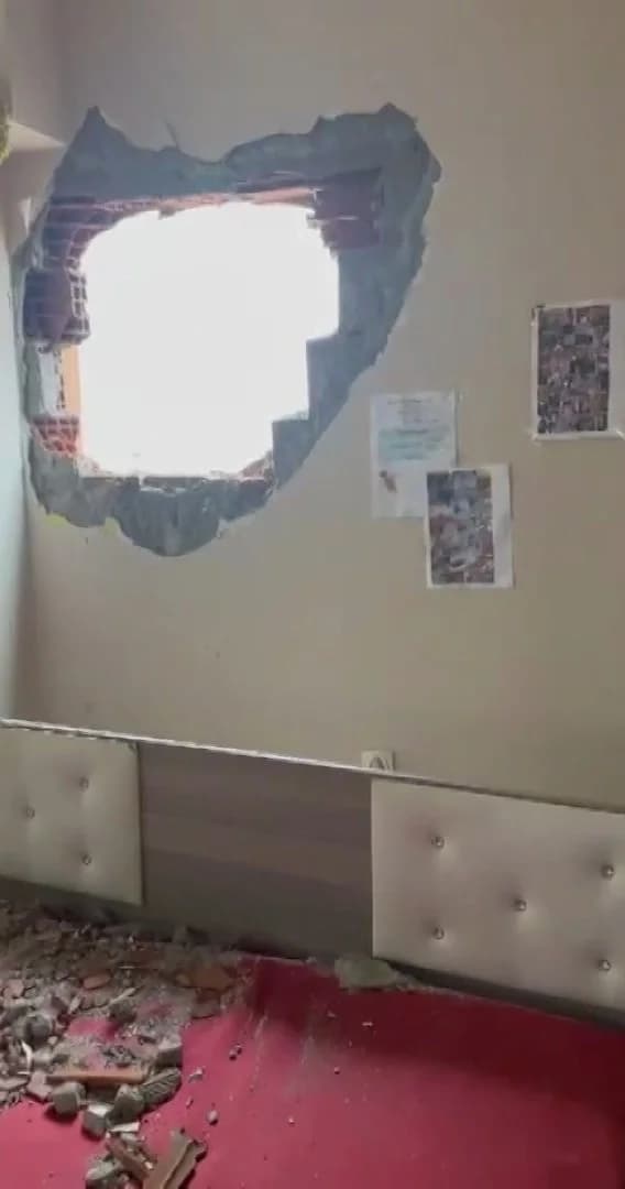 Küçükçekmece’de Yıkım Esnasında Apartman Duvarı Çöktü