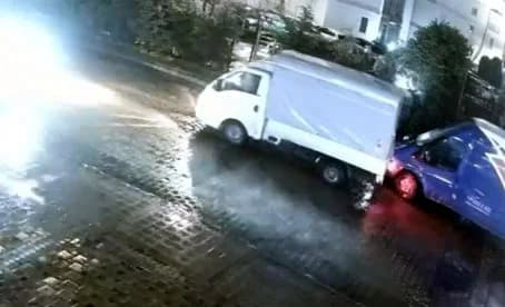 Avcılar’da Kamyonet Park Halindeki Minibüse Çarptı: Dikkat Çeken Kaçış