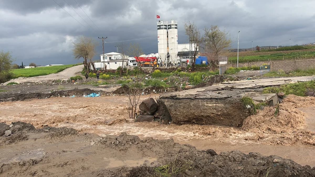 Osmaniye’de Sel Felaketi: Düziçi’nde Çöken Köprü ve Trafik Sorunları