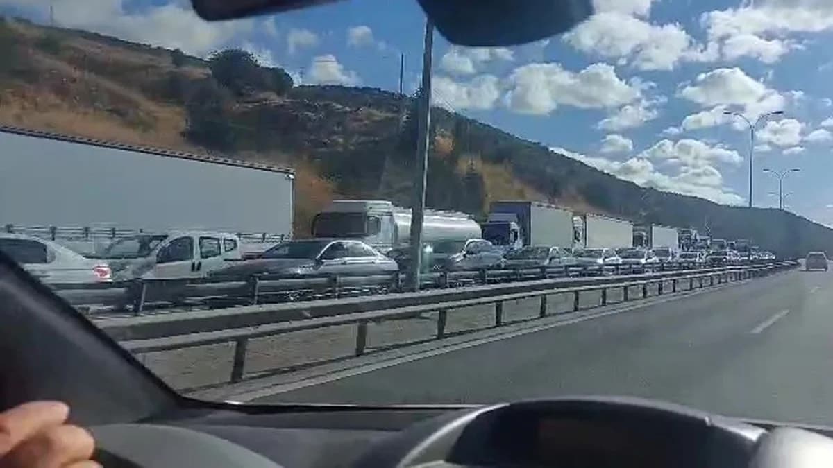 TEM Otoyolu’nda Mıcır Yüklü Tır Kazası: İstanbul İstikameti Kilitlendi