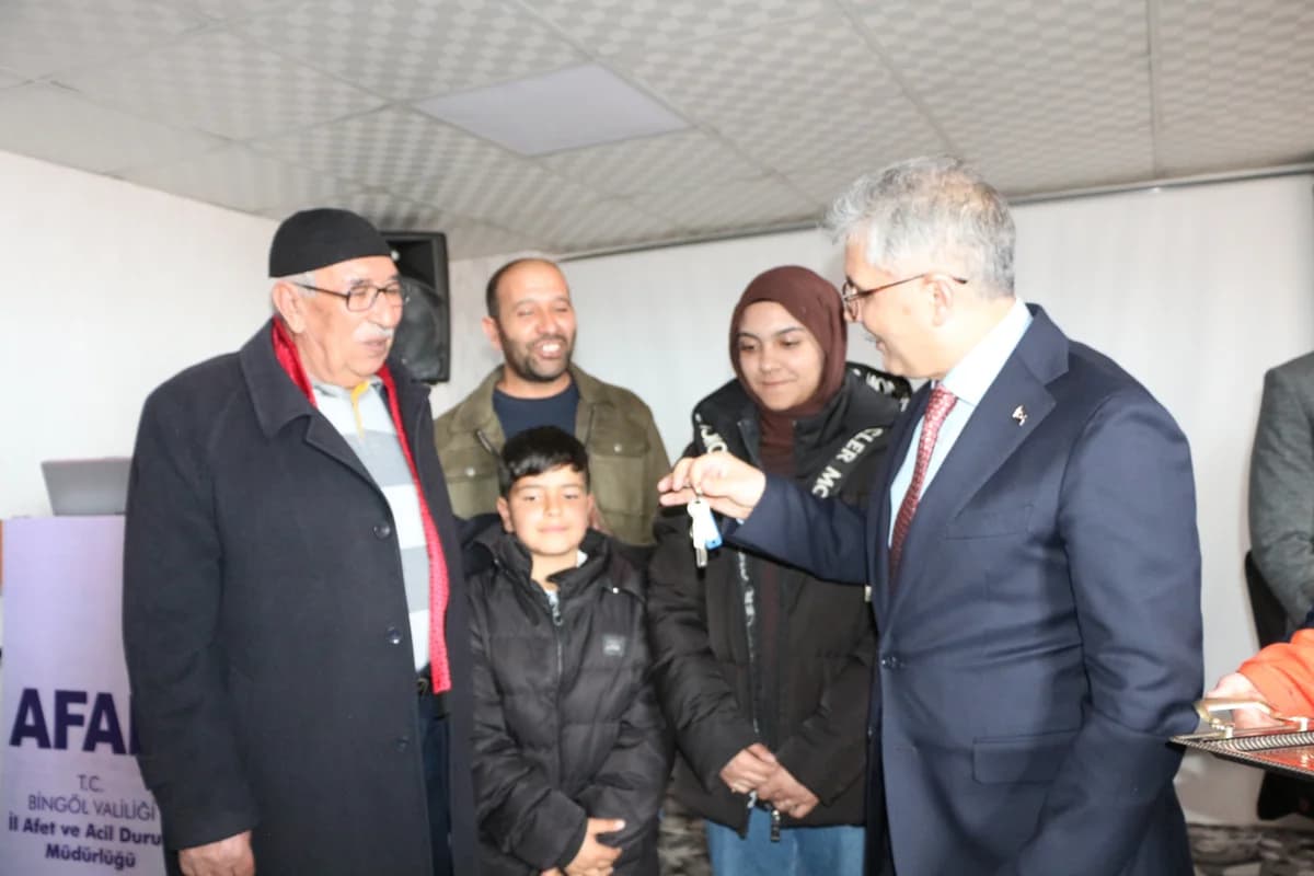 Karlıova’da Depremzedelere 230 Yeni Konut Sahiplerini Buldu