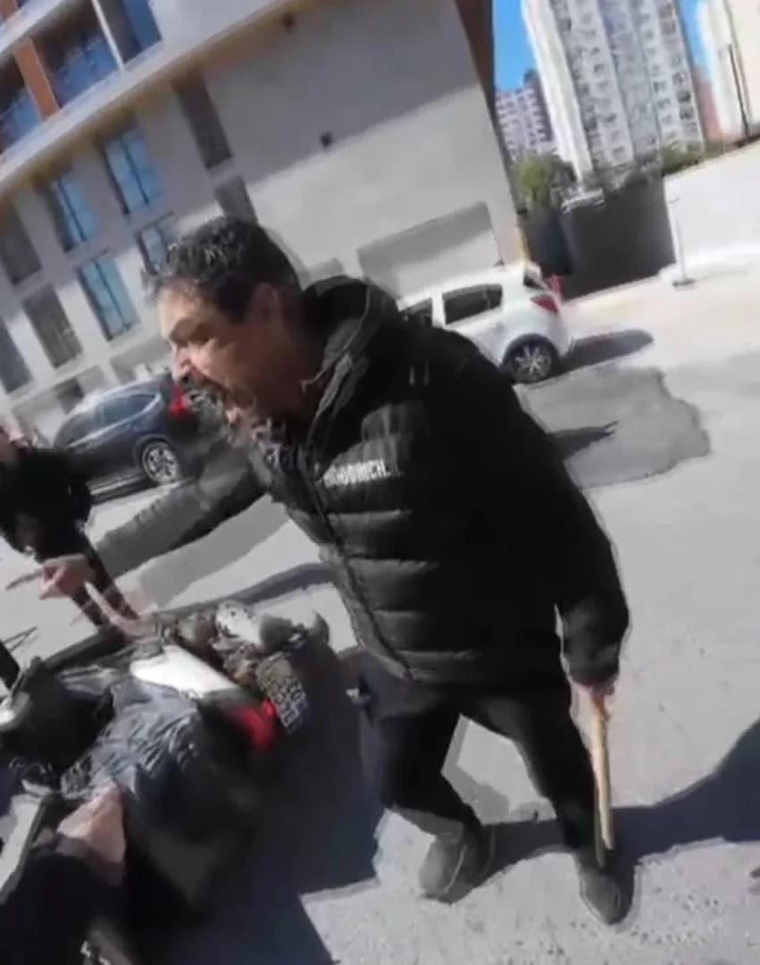 Esenyurt’ta Şerit İhlali Nedeniyle Motokurye ile Otomobil Sürücüsü Arasında Kavga Yaşandı