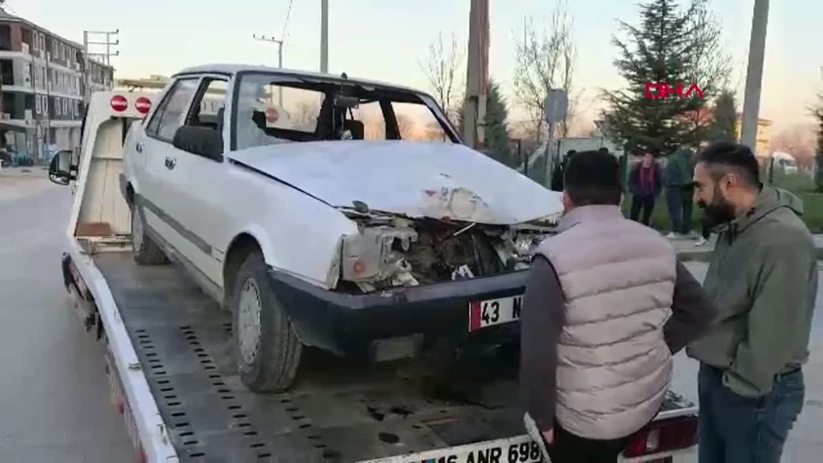 Bursa’da Kontrolden Çıkan Otomobil Park Halindeki TIR’a Çarptı: 1 Yaralı