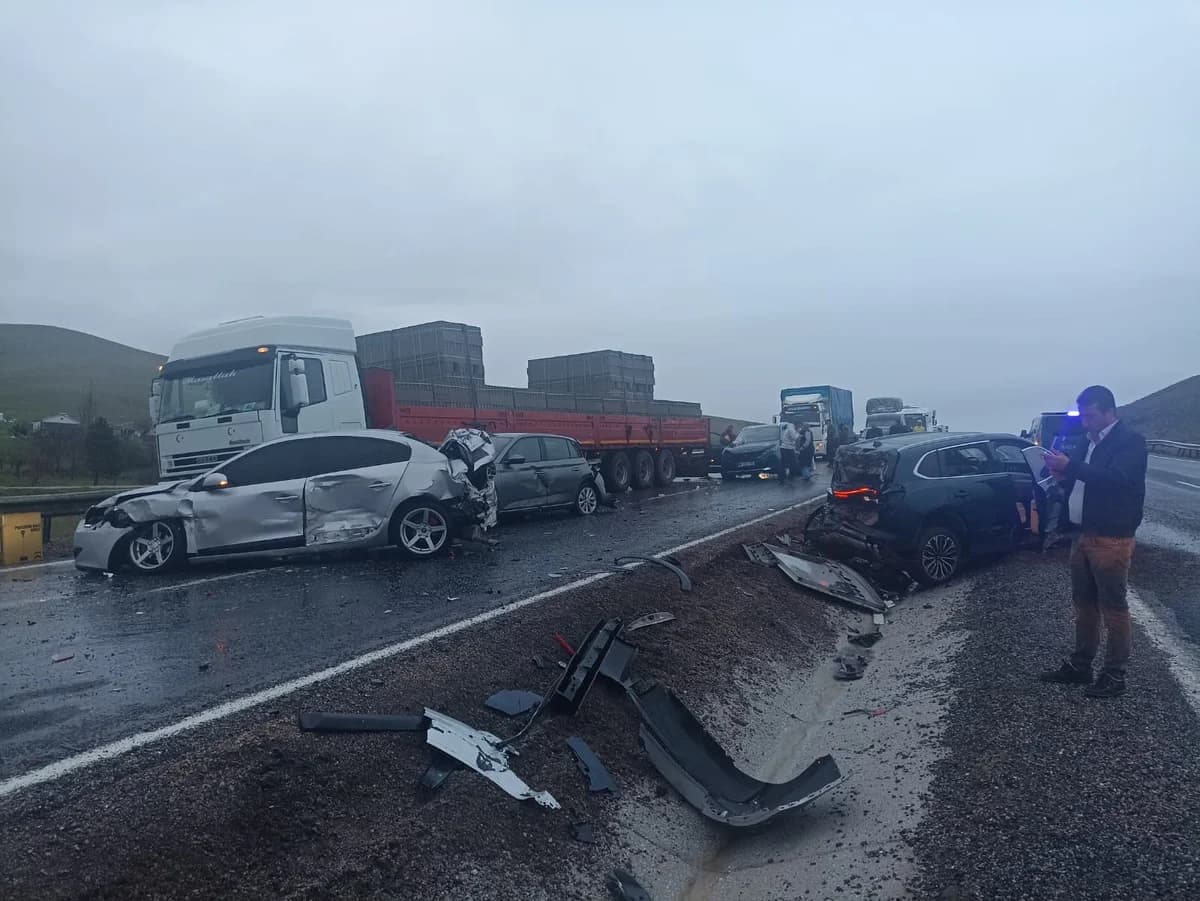 Aksaray’da Yolcu Otobüsü Zincirleme Kazaya Neden Oldu: 7 Yaralı