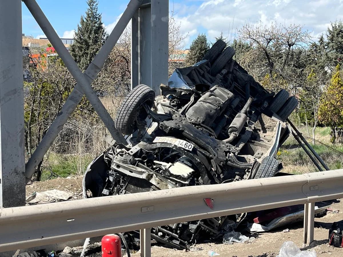 Ankara’da Üst Geçide Çarpan Minibüste Feci Kaza: 5 Ölü, 14 Yaralı