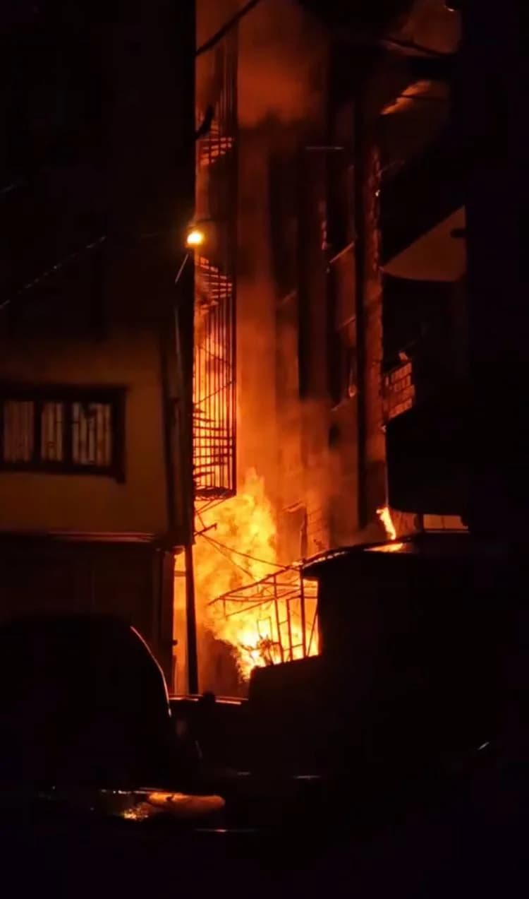 Bahçelievler’de Hurdalıktan Yükselen Alevler Yan Bina ile Buluştu