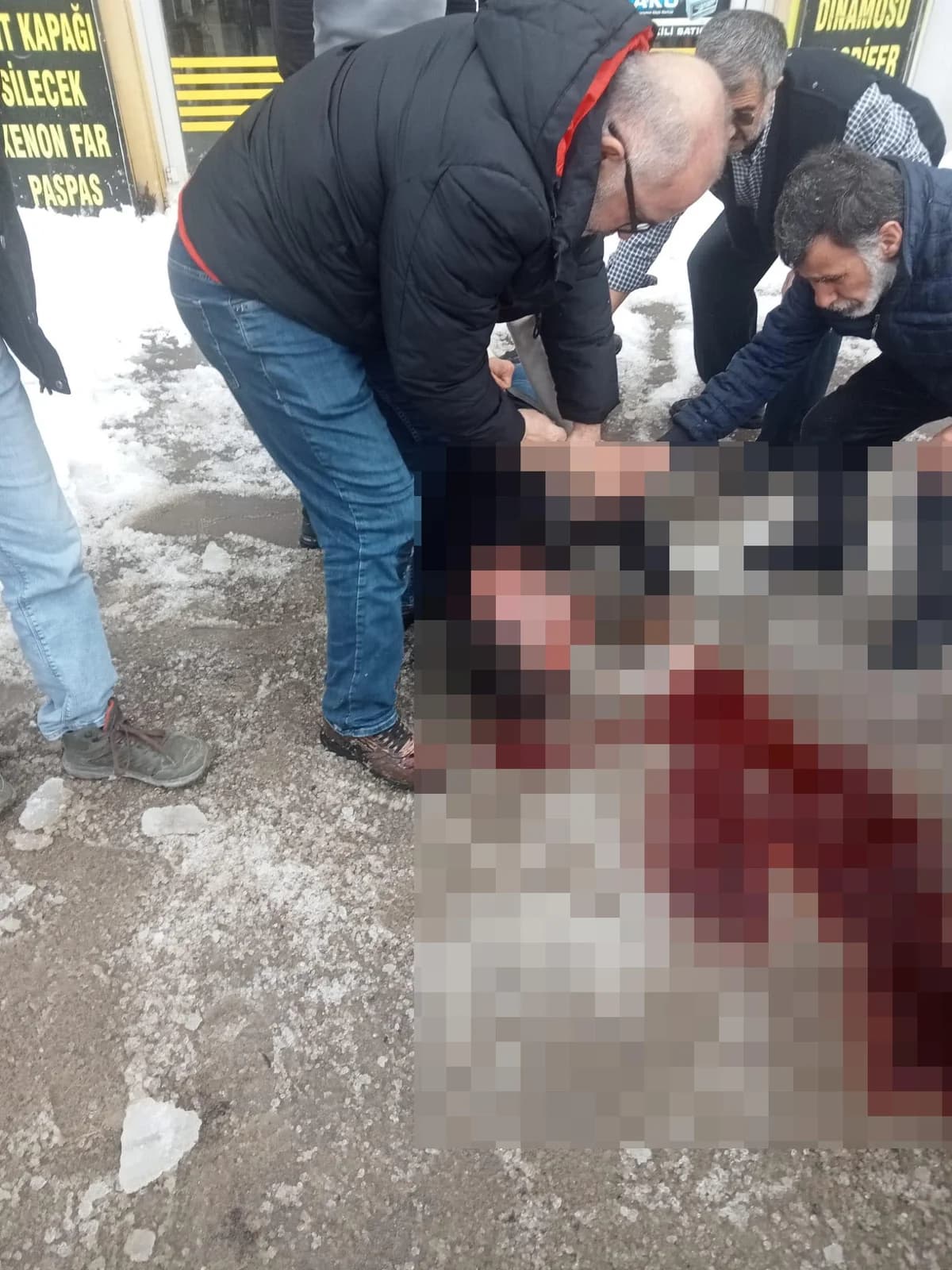 Erzurum’da Buz ve Kar Kütlesinin Altında Kalan Adam Ağır Yaralandı