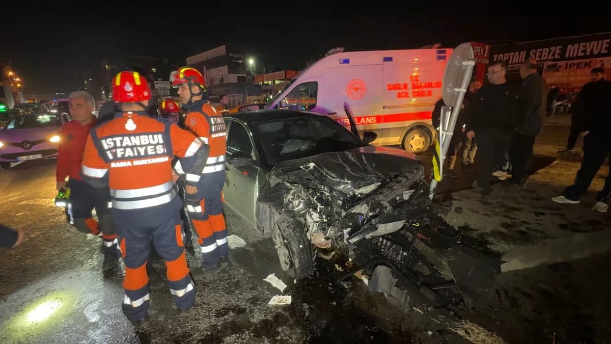 Avcılar’da Feci Kaza: İki Araç Çarpıştı, 4 Yaralı