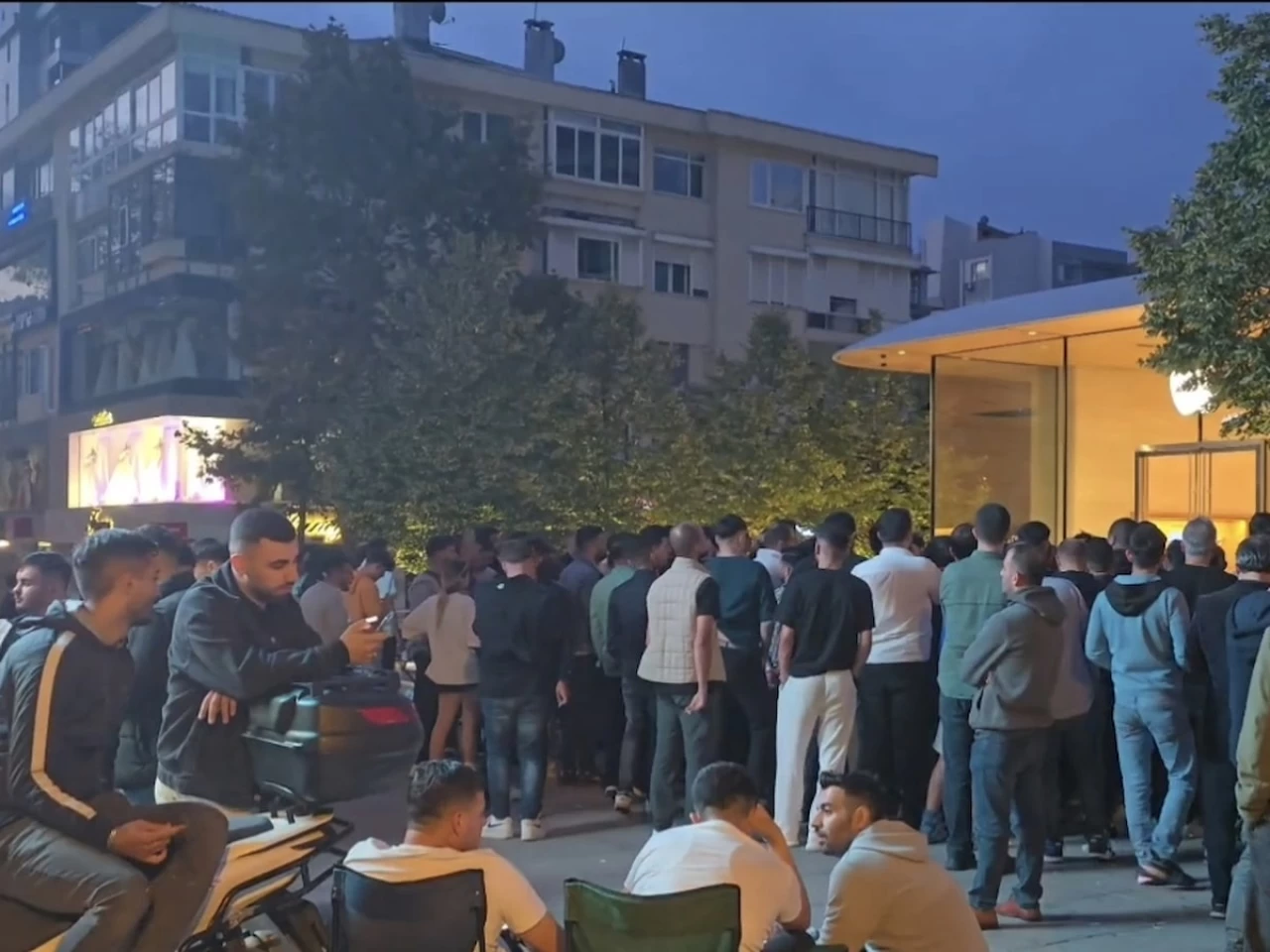 120 Bin TL'lik iPhone İçin Geceden Kuyruğa Girdiler: Yeni Modelin Fiyatı Dudak Uçuklattı!