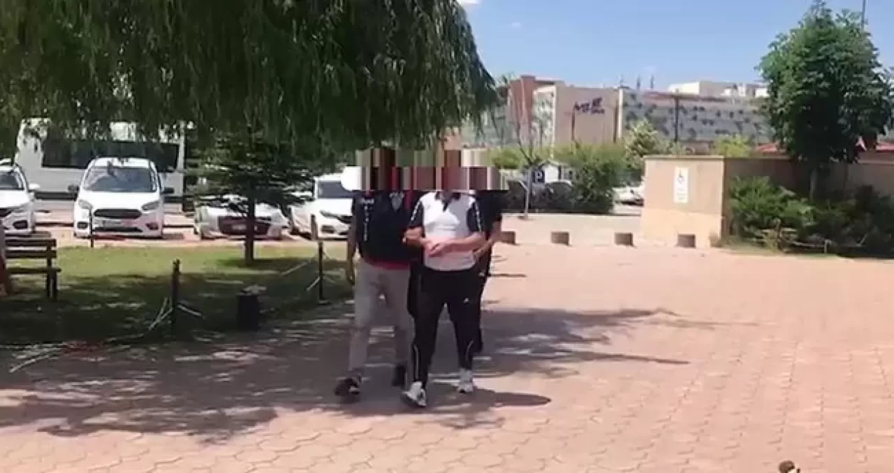 Sivasspor Kulübü'ne izinsiz para toplayan 2 kişi yakalandı ve tutuklandı.