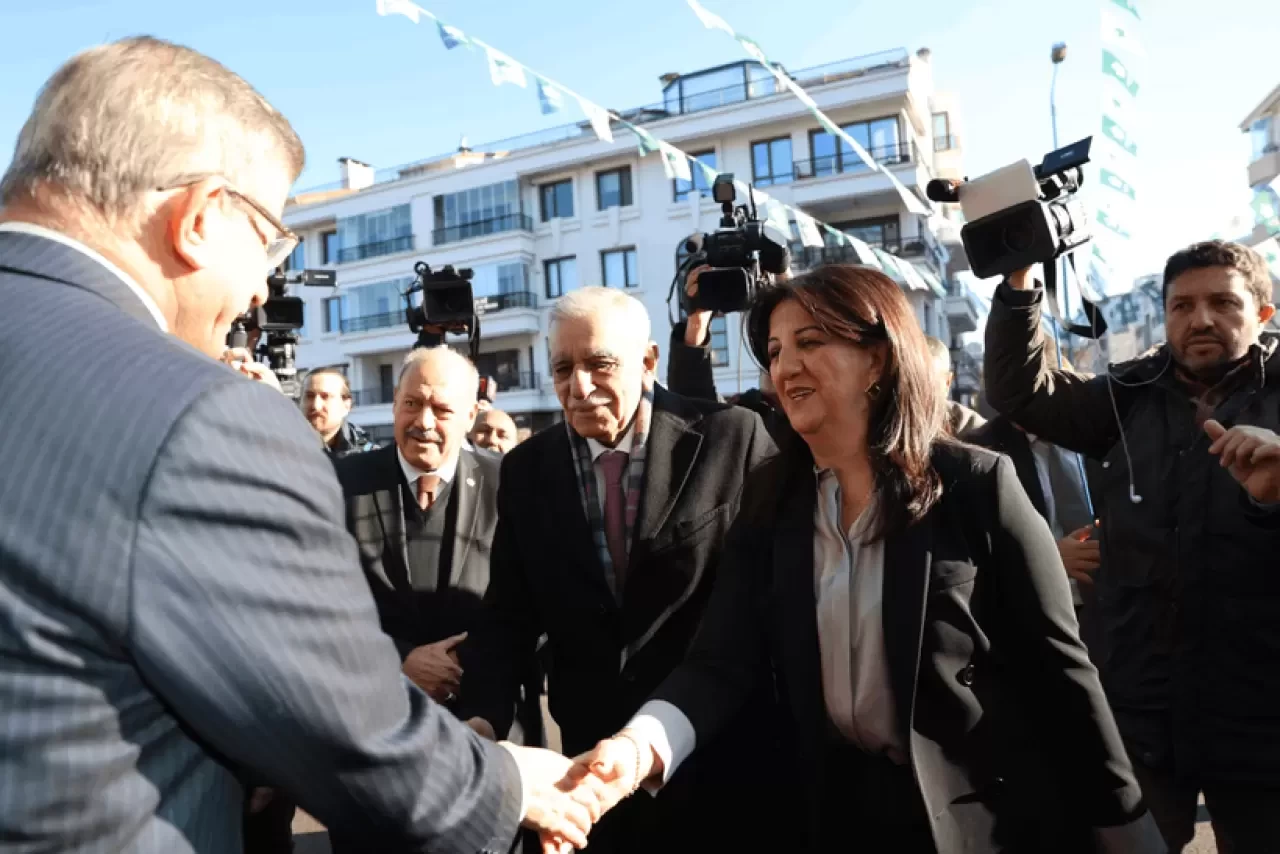DEM Parti ile Davutoğlu Görüştü: Barış Süreci Gündemde