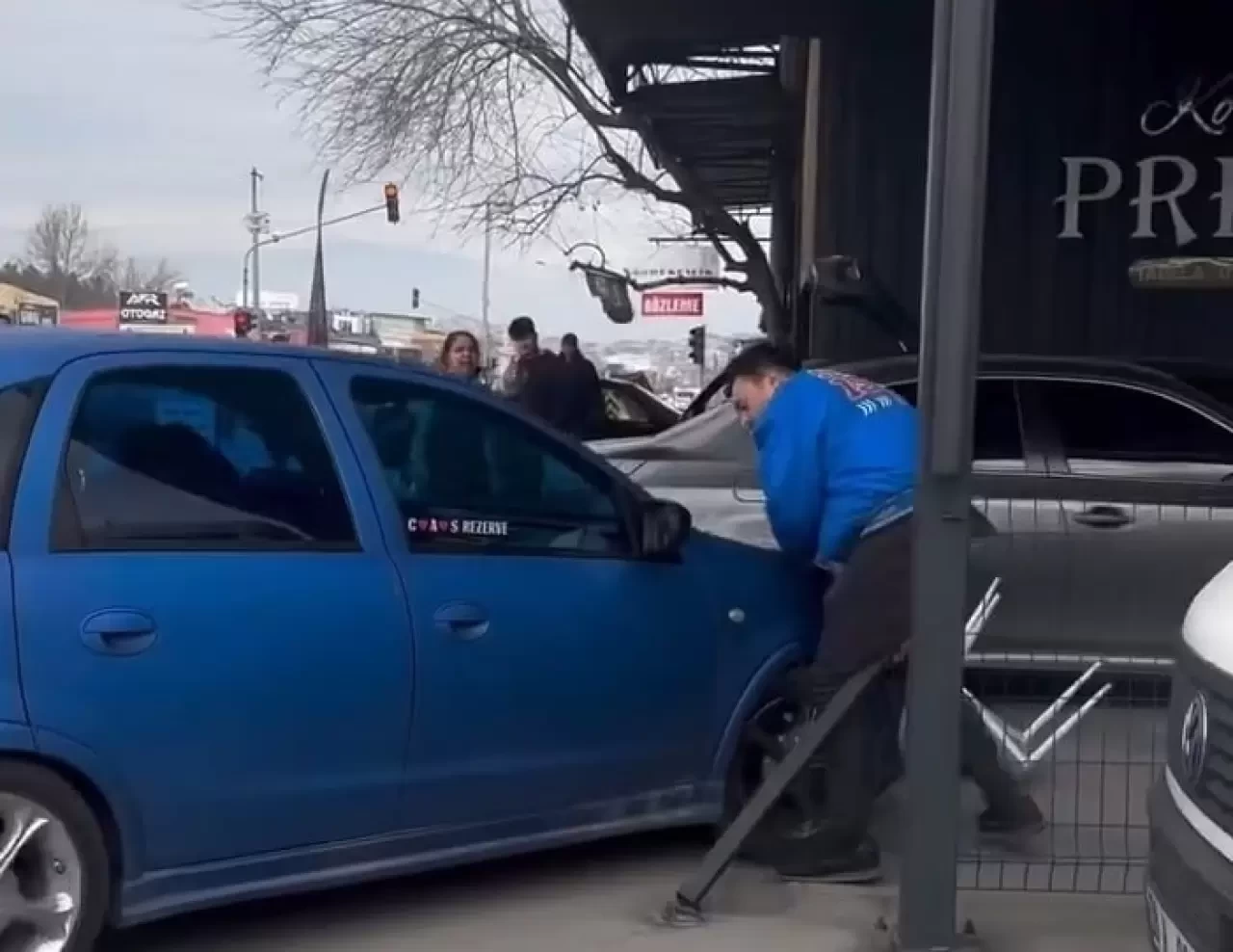 Denizli’de Şok Görüntüler! Sinir Krizi Geçiren Kadın Araçla Dükkanı Yıktı