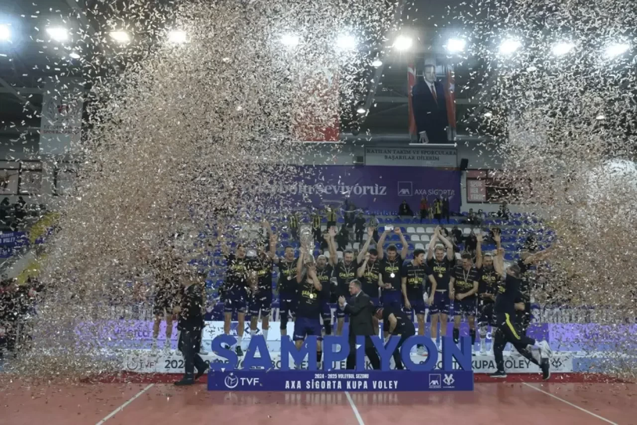 Fenerbahçe Medicana Kupa Voley’de Şampiyonluk Kupasını Kaldırdı