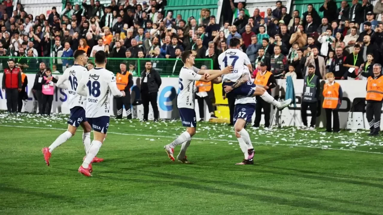 Zirve Takibinde Kritik Galibiyet: Fenerbahçe'den 4 Gollü Zafer