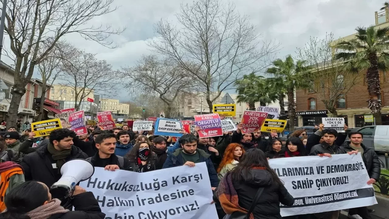 Saraçhane'de İmamoğlu Protestosu: Üniversiteliler Taksim'e Yürüyor