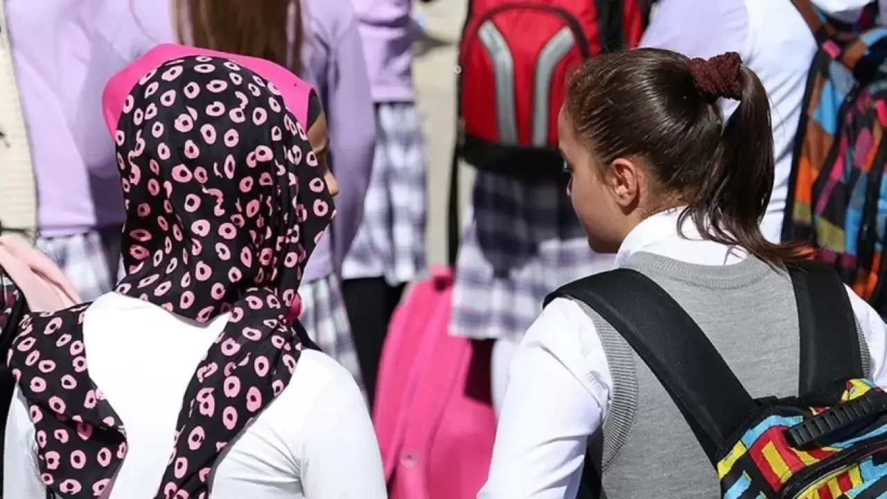 KKTC’de Liselerde Başörtüsü Serbest Bırakıldı: Ortaokullarda Karar Okula Ait