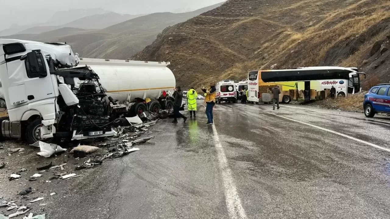 Hakkari-Van Yolunda Feci Kaza: Yolcu Otobüsü ile Tanker Çarpıştı