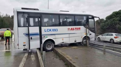 İstanbul Eyüpsultan’da İşçileri Taşıyan Servis Bariyerlere Çarptı