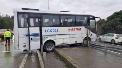 İstanbul Eyüpsultan’da İşçileri Taşıyan Servis Bariyerlere Çarptı