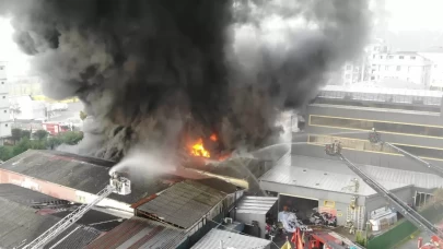 İstanbul'da Fabrika Yangını: Lastik Deposunda Çıkan Yangın Hızla Yayıldı