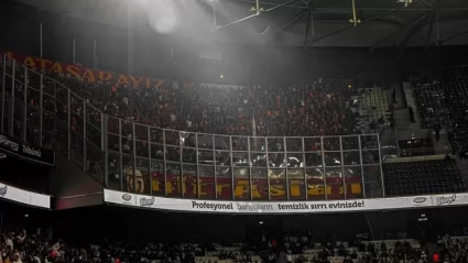 Beşiktaş - Galatasaray Maçında Galatasaray Taraftarları Emninet Dışarı Diye Bağırdı!