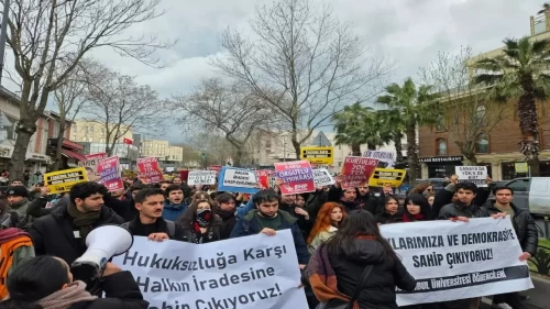 Saraçhane'de İmamoğlu Protestosu: Üniversiteliler Taksim'e Yürüyor