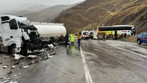Hakkari-Van Yolunda Feci Kaza: Yolcu Otobüsü ile Tanker Çarpıştı